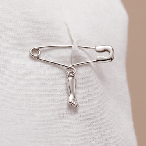 Alfinete com Pingente Figa de Ouro Branco
